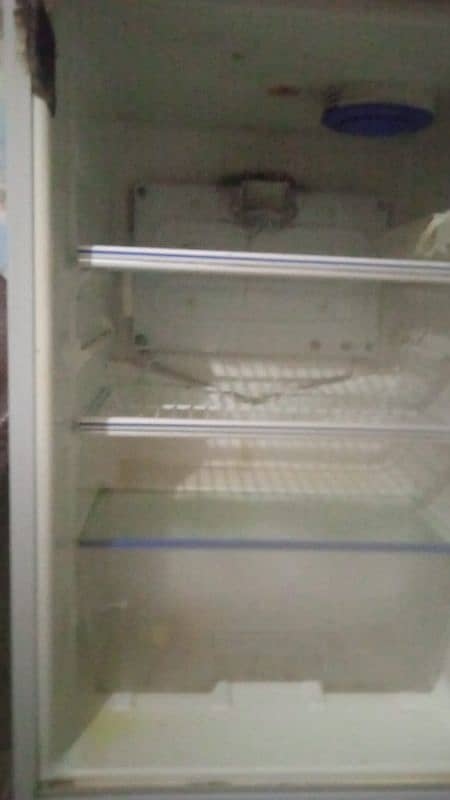 Dawlance fridge medium size neat clean body 2