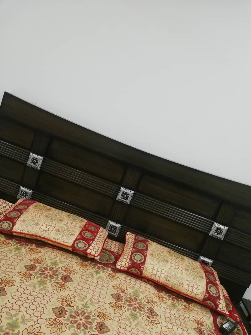 Contemporary Wooden complete bed set. 1