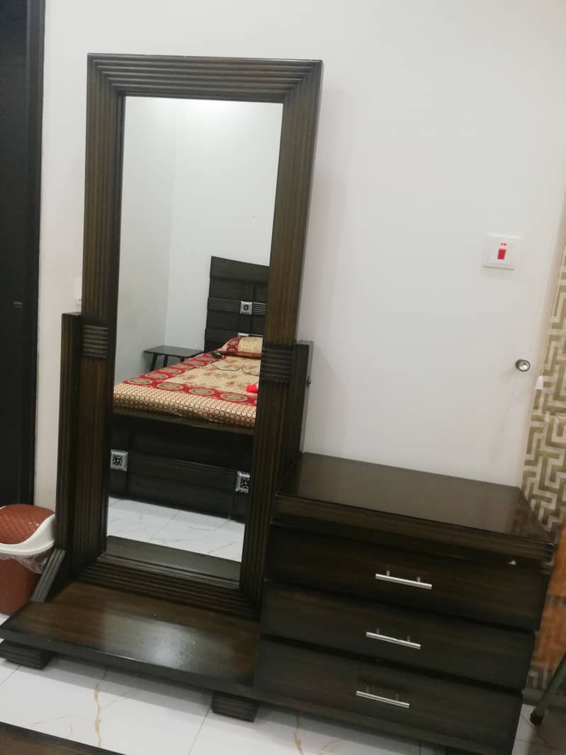 Contemporary Wooden complete bed set. 2