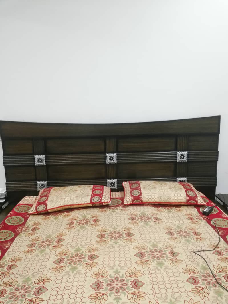 Contemporary Wooden complete bed set. 4