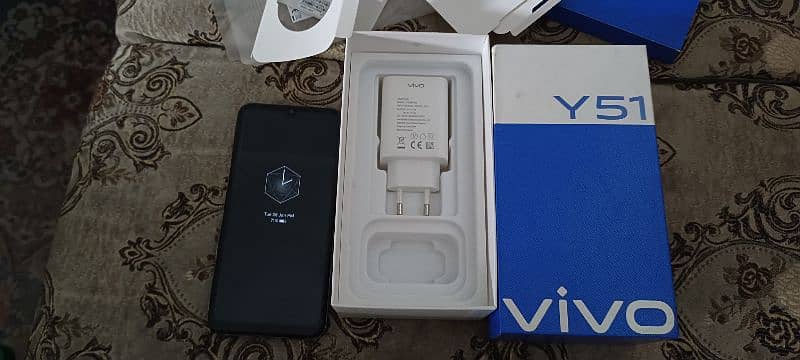 vivo y51 4/128 with box and original accessories 1