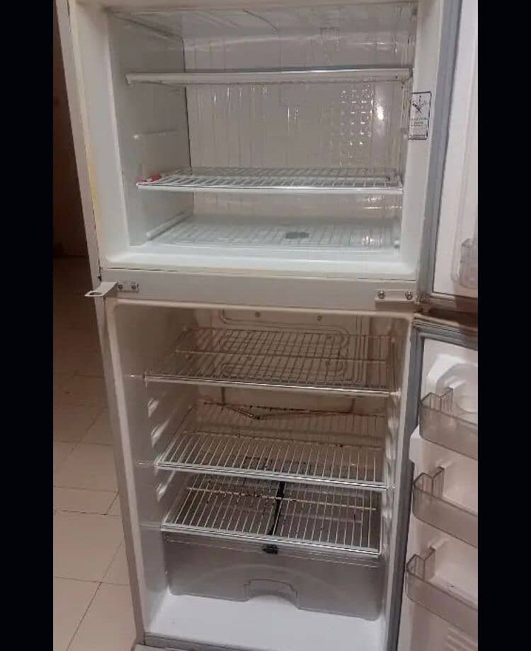 Dawlance fridge 100% working 8