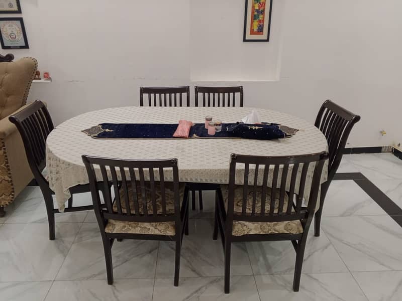 6 seat dinning table in good condition available 0