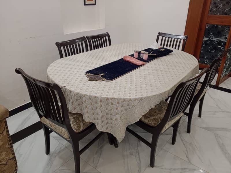 6 seat dinning table in good condition available 3