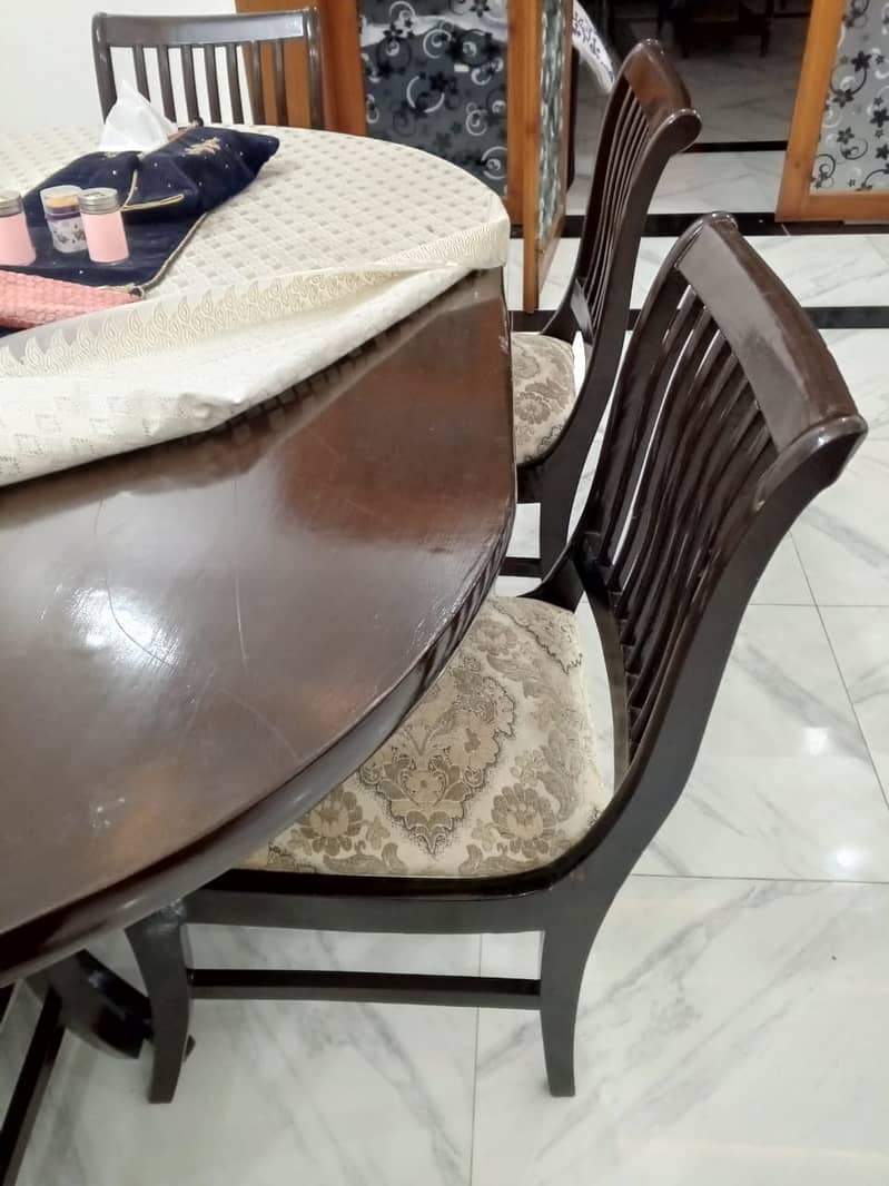 6 seat dinning table in good condition available 4