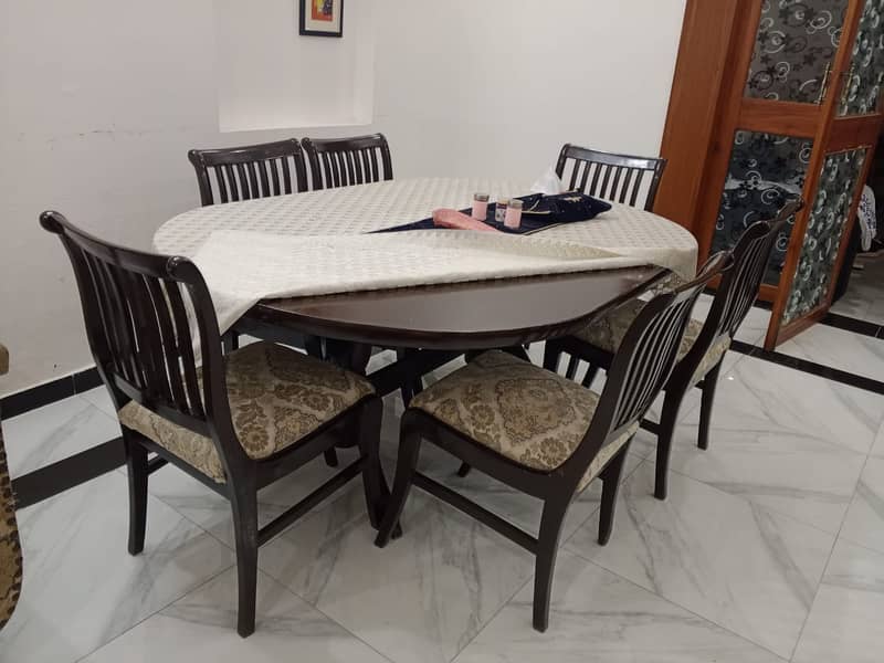 6 seat dinning table in good condition available 5