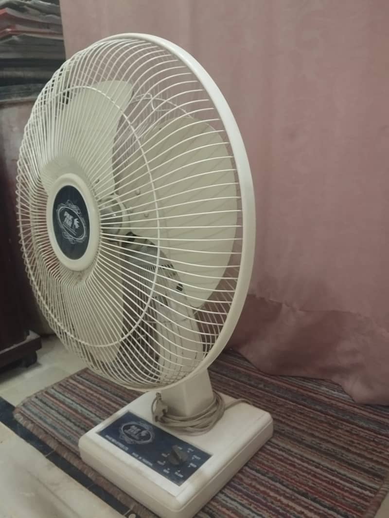 Pak Fan Table Fan almost New 1