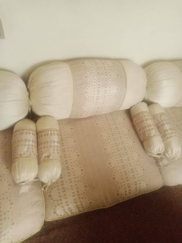 Floor cushans 8 pillows 3 cushans 3