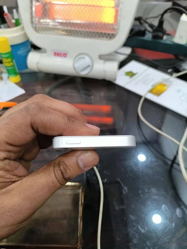 Iphone SE pin packed 2