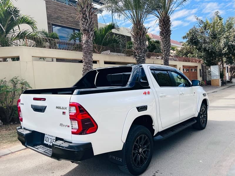 Toyota Hilux 2023 4