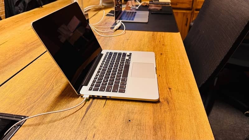 MacBook Pro 13 inch early 2015 i5 8/256 0