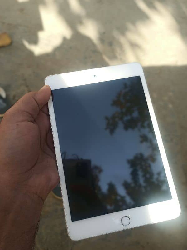 ipad mini 5 10by10 no scratches 0