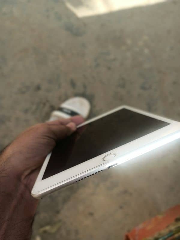 ipad mini 5 10by10 no scratches 1