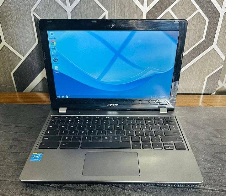 Acer c740 Laptop 4/128gb ssd 5th gen 3