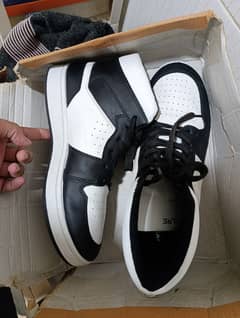 Service ndure Jordan style sneakers