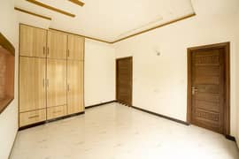 1 KANAL SLIGHTLY USED UPPER PORTION IS AVAILABLE FOR RENT ON TOP LOCATION OF PUNJAB SOCIETY PHASE LAHORE