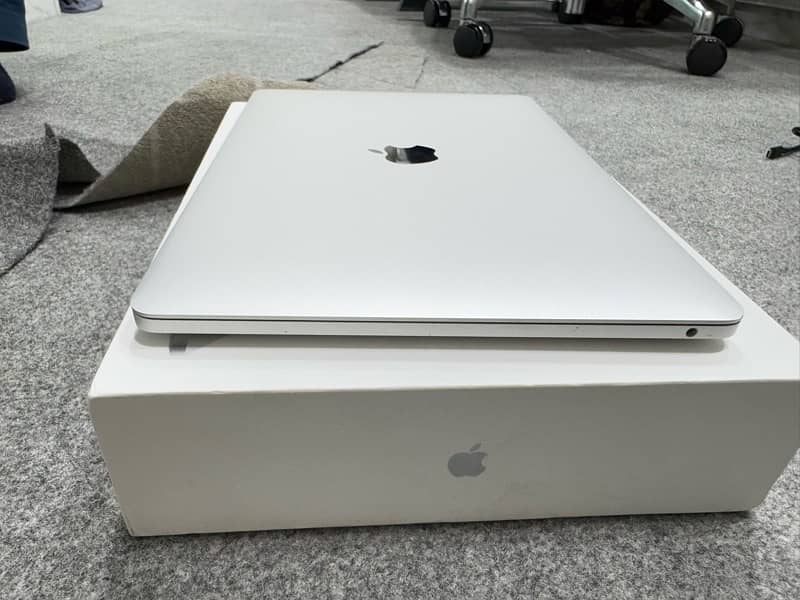 macbook pro m2 chip 2022 model 7