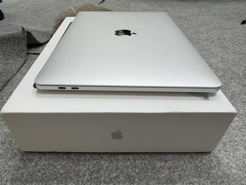 macbook pro m2 chip 2022 model 8