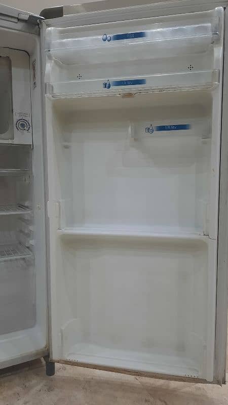 TOSHIBA FRIDGE . ORIGINAL TOSHIBA 1