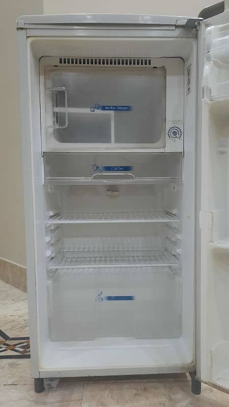 TOSHIBA FRIDGE . ORIGINAL TOSHIBA 2