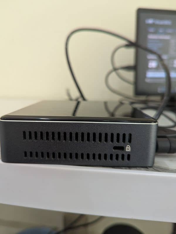 Intel NUC i5 7th Gen 16 GB Ram 256 GB SSD 2