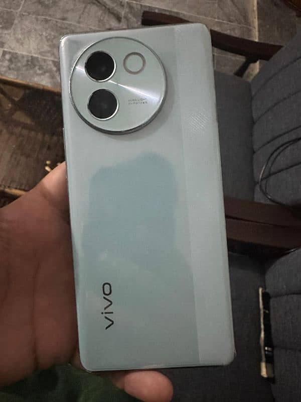 vivo v30e 100% condition.  green color. with box pack 2