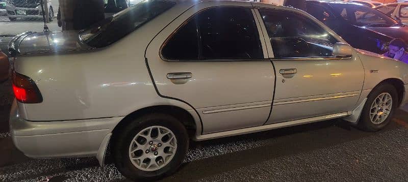 Nissan Sunny 2003 4