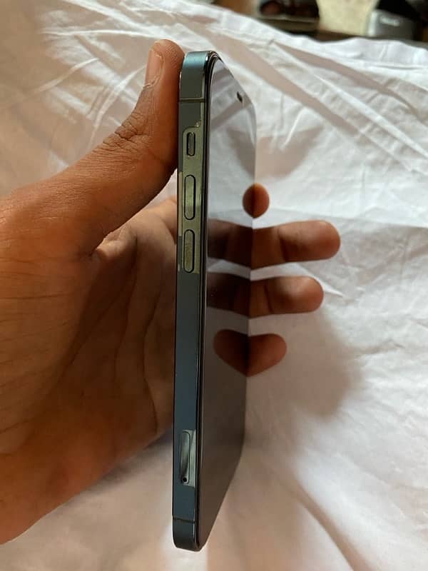 iphone 12 pro  128 gb. 93h factory unlock 4