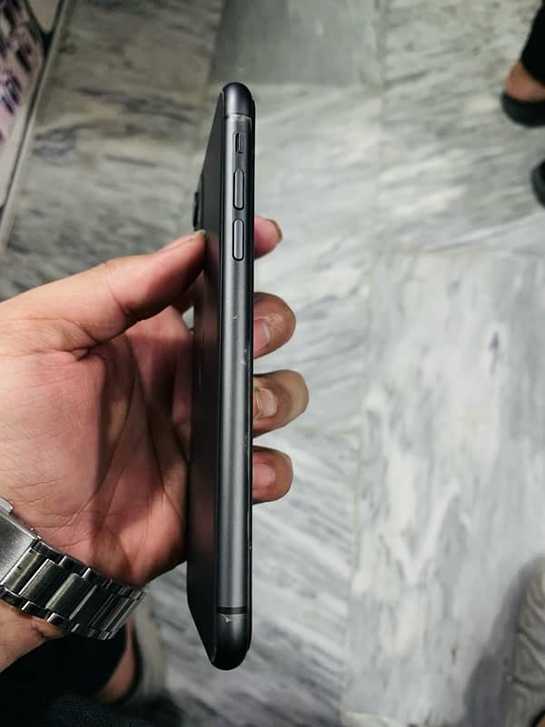 iphone 11 NON PTA 64gb 2