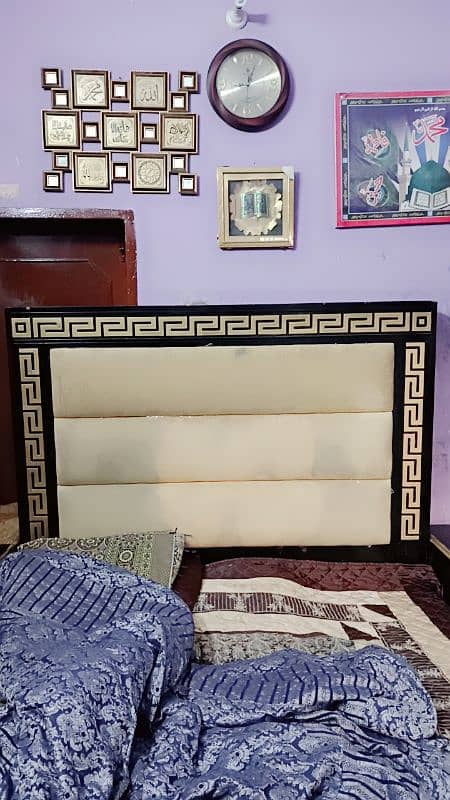 Bed for sale Khud saiye per bnwaya 1 sall huwa  I want to buy new bed 0