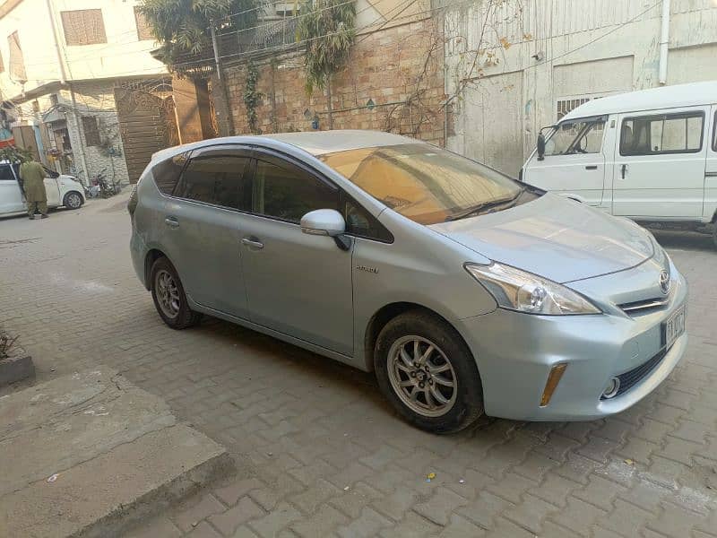 Toyota Prius Alpha 2013 10