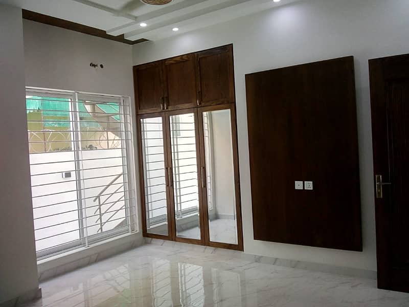 10 Marla House For Rent In Sector B Bahria Town Lahore 6