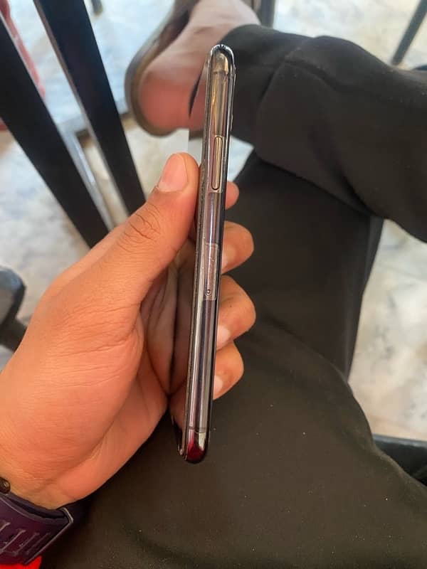 iPhone 11 pro.  J. V    64GB 10/10 condition. 73% battery health 6