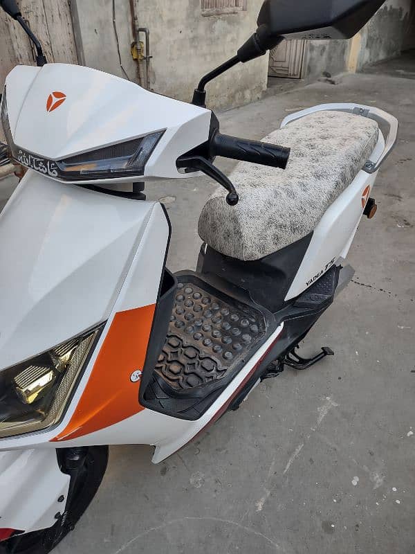 yadea electric scooty 0