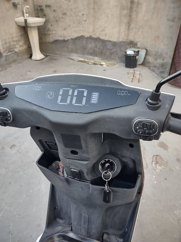 yadea electric scooty 5