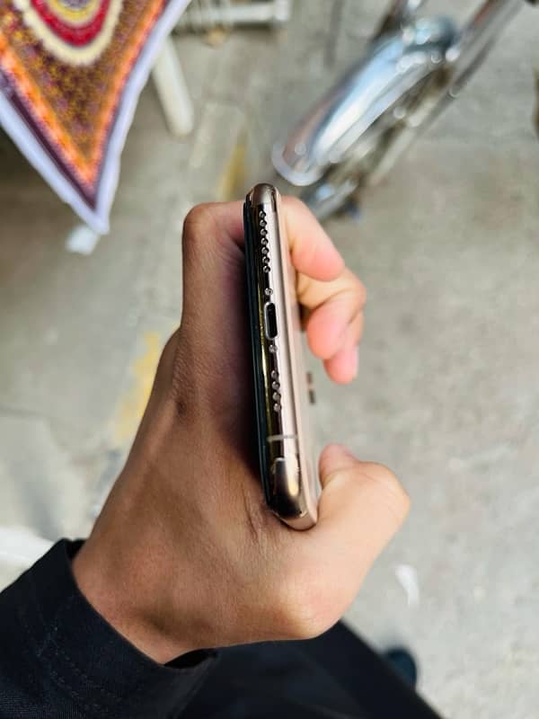 i phone Xs Max 10/10 Condition call number 0.3. 0.9. 2.0. 7.8. 4.2. 7 3