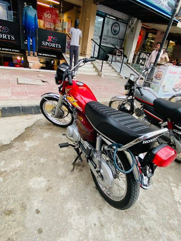 Honda 125 lush condition 10/10 ek rupe ka kam ni just buy and drive 1