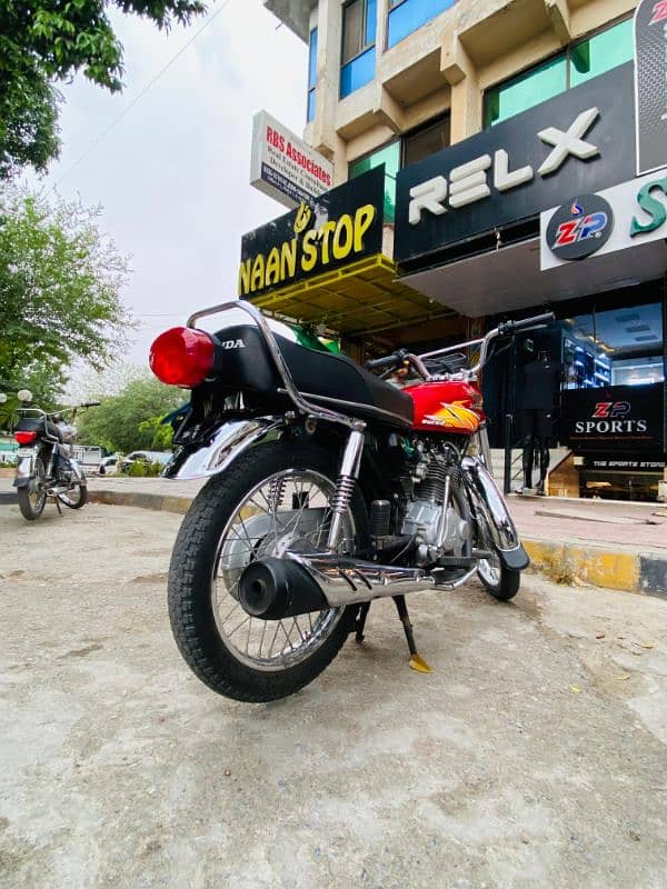 Honda 125 lush condition 10/10 ek rupe ka kam ni just buy and drive 4