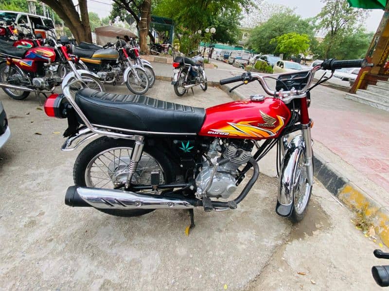 Honda 125 lush condition 10/10 ek rupe ka kam ni just buy and drive 6