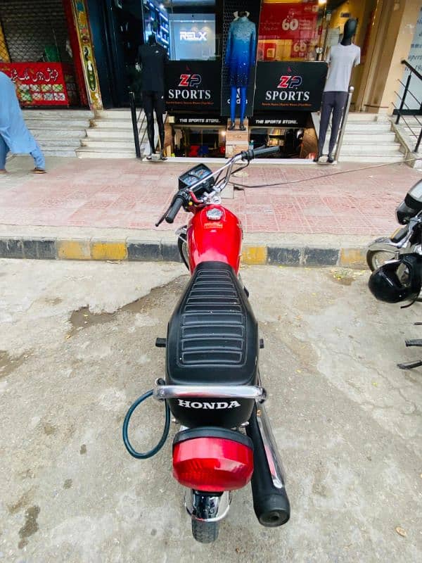 Honda 125 lush condition 10/10 ek rupe ka kam ni just buy and drive 8