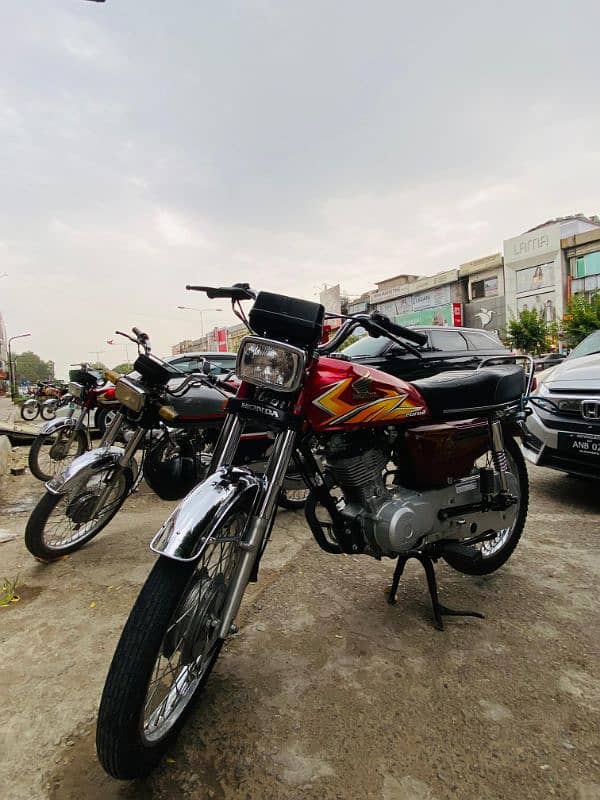 Honda 125 lush condition 10/10 ek rupe ka kam ni just buy and drive 9