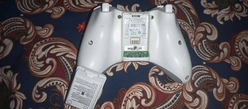 selling Xbox 360 controller brand new no scratches 2