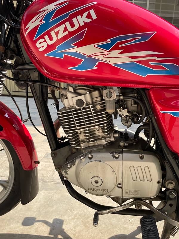 Suzuki GS 150 Red 11