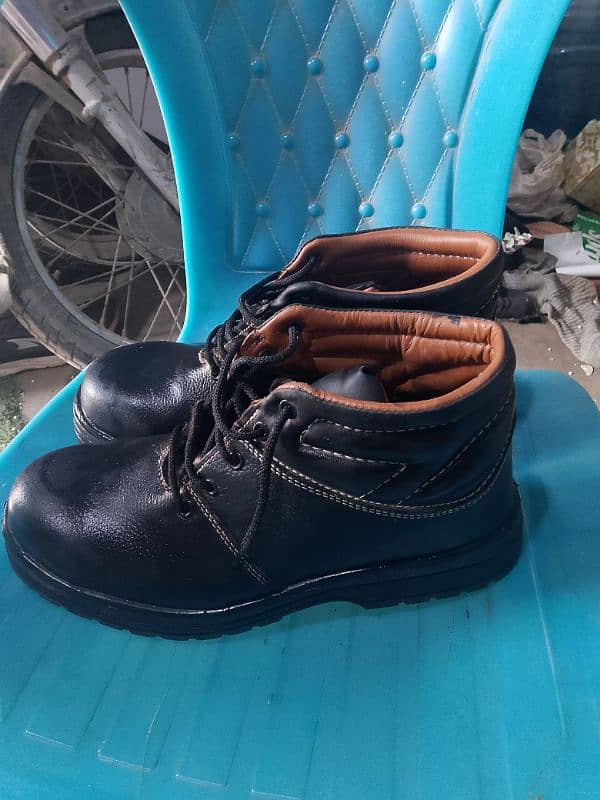 2 pear leather safety shoes for sale. 2