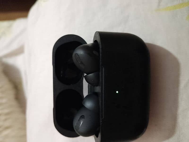 black ear pods used. . sound quality is too much. . . condition is new 0