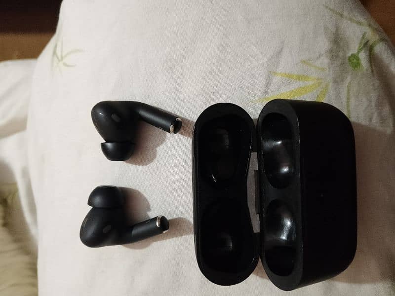 black ear pods used. . sound quality is too much. . . condition is new 1