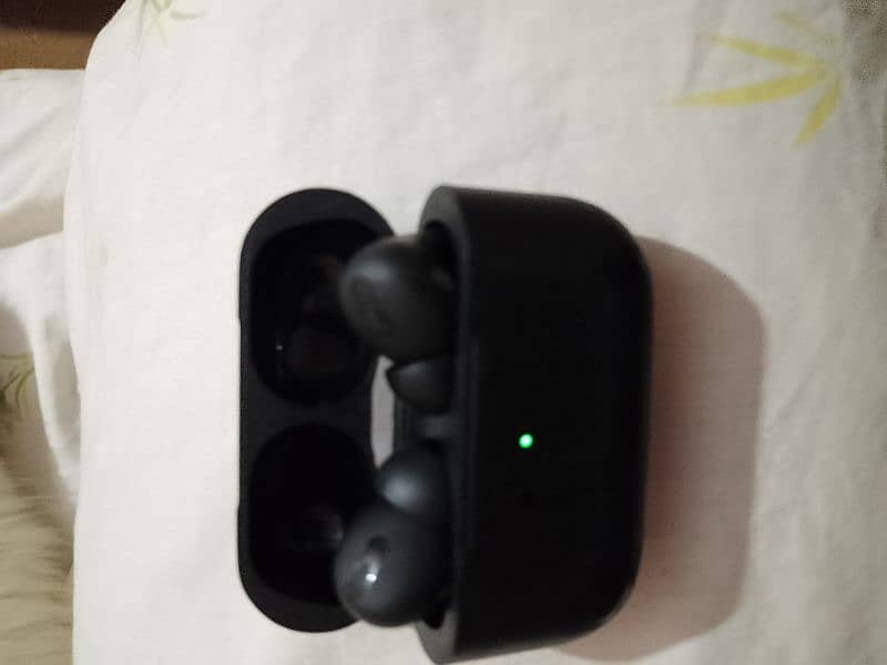 black ear pods used. . sound quality is too much. . . condition is new 2