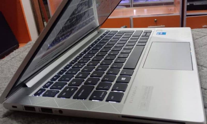 HP Elitebook  830G8 3