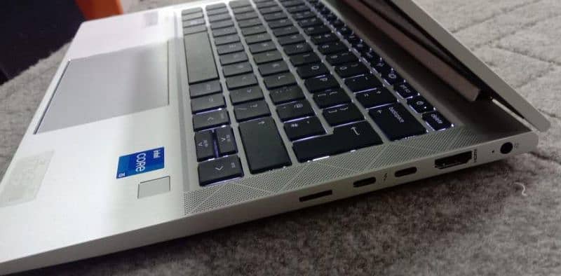 HP Elitebook  830G8 4