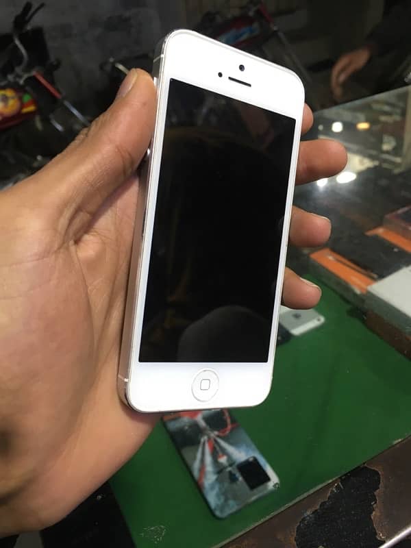 I phone 5 non pta 16 gb no open repair all okay 1